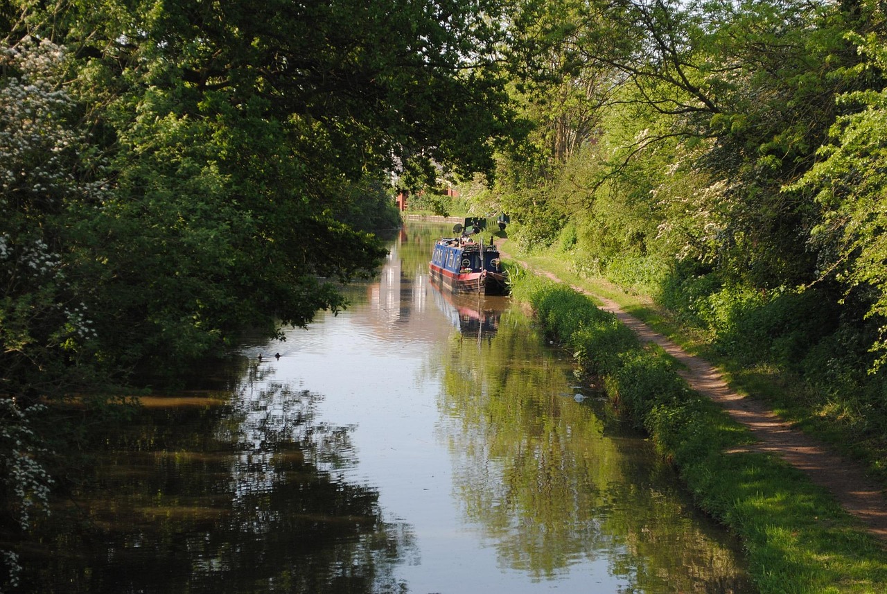 Slow Mornings on the Macclesfield Canal: A Towpath Walk from Bollington